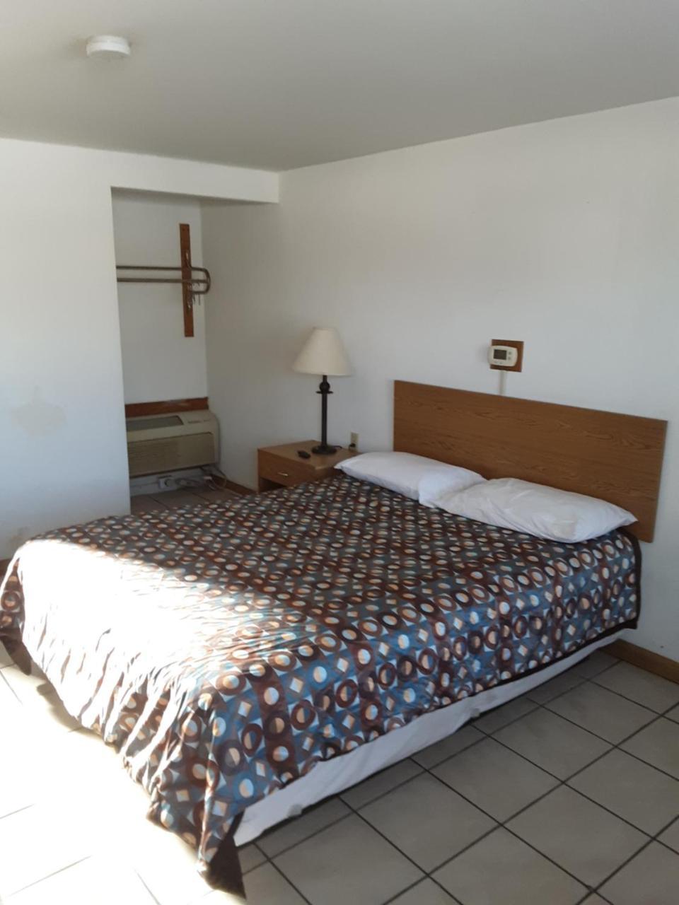 Plaza Motel Bryan Room photo